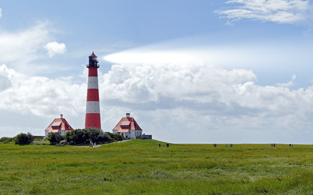 Rot-weiß gestreifter Leuchtturm an der Nordsee